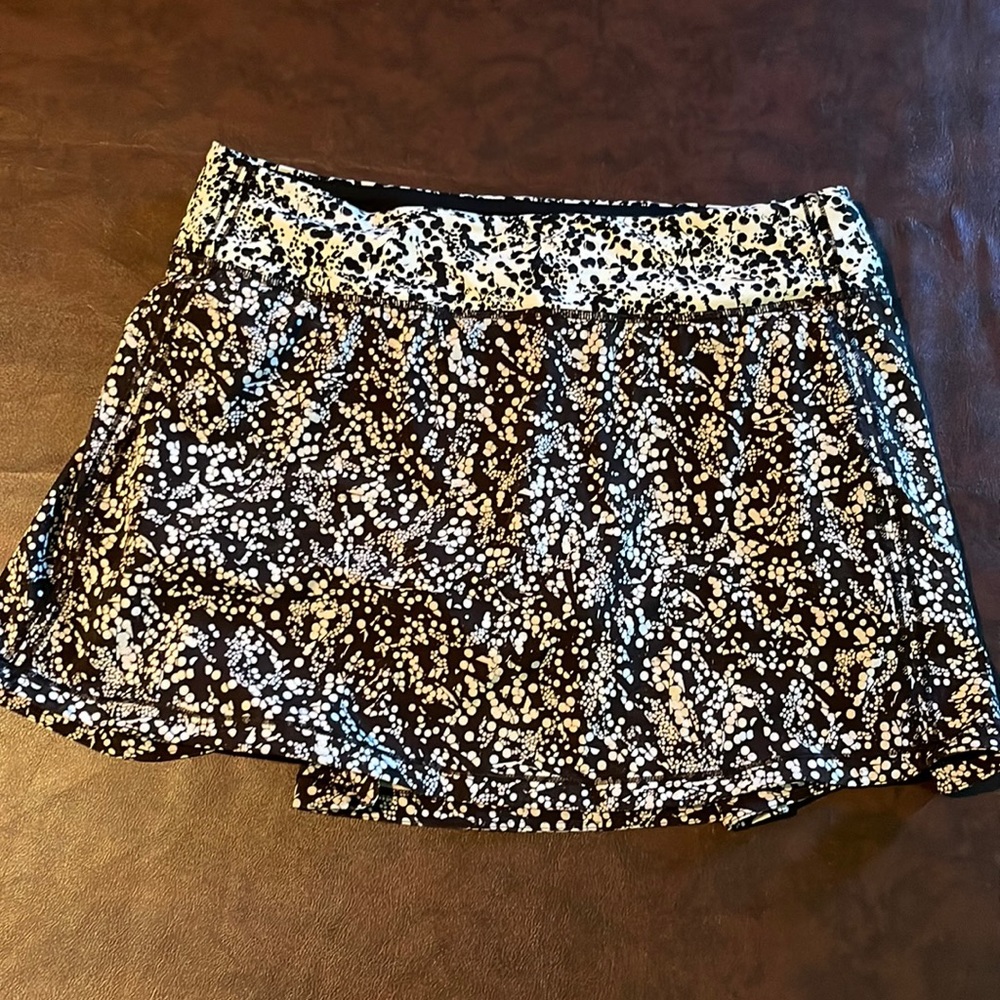 Lulelemon tall black and white skirt